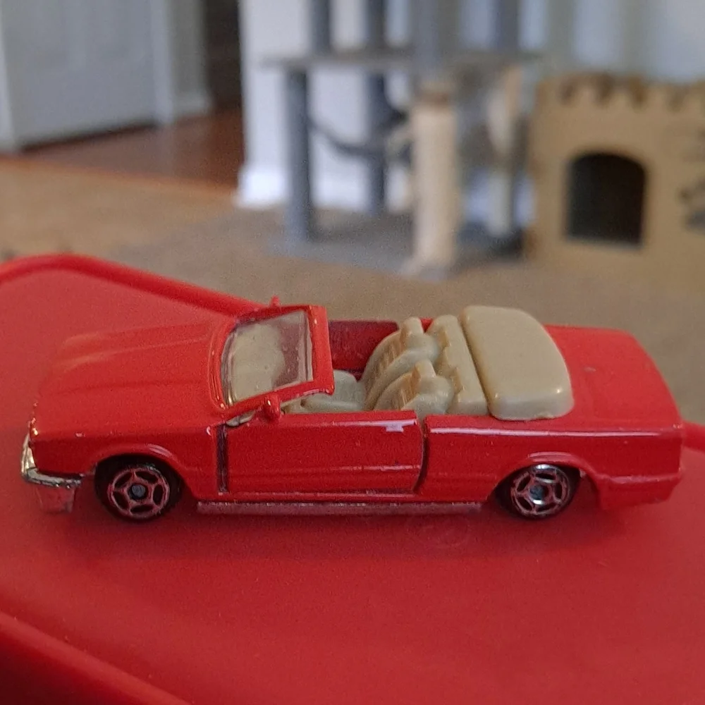 Vintage Candy 🍎 Apple Red Ford Convertible Mustang. - Picture 2 of 5
